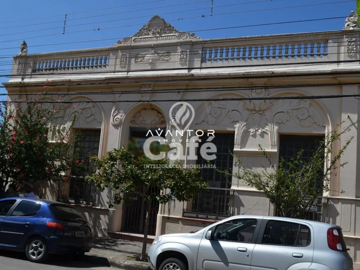 Fachada da casa com arquitetura clássica — Casa com 2 quartos à venda em Centro, Santa Maria/RS