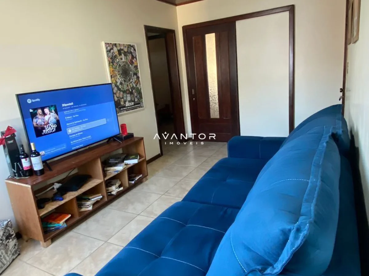 Sala de estar com sofá azul — Apartamento com 2 quartos à venda no Edifício Montezuma, em Centro, Santa Maria/RS