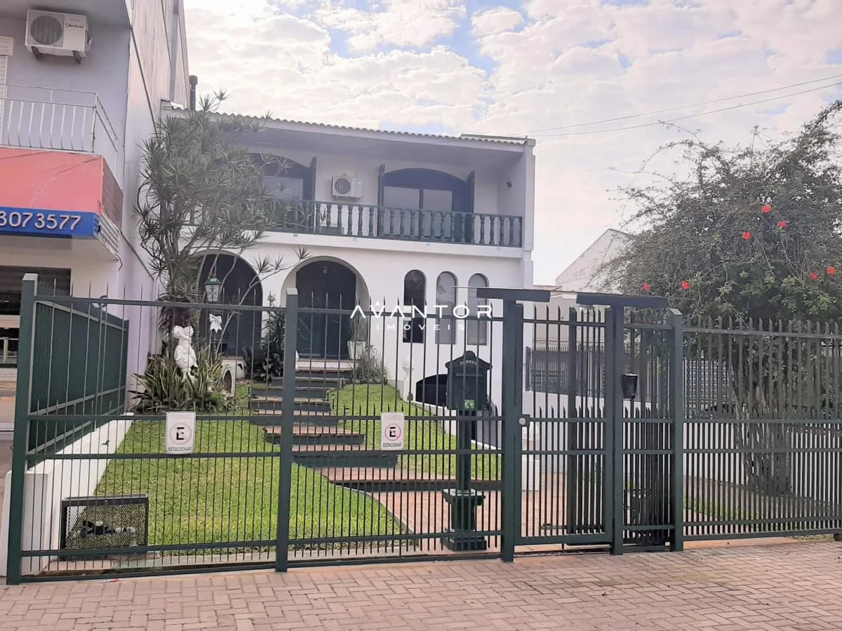 Fachada da casa com garagem e portão — Terreno à venda em Nossa Senhora das Dores, Santa Maria/RS