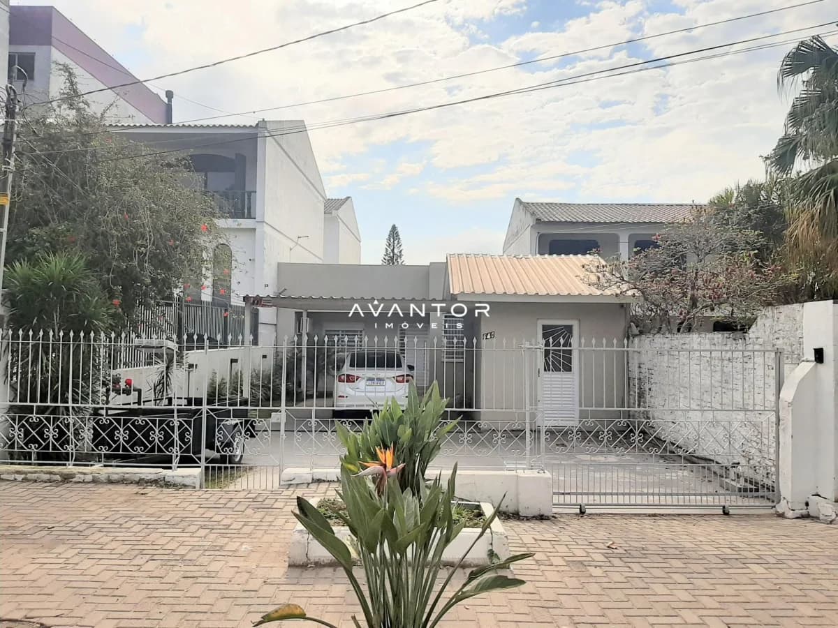 Fachada da casa com portão — Terreno à venda em Nossa Senhora das Dores, Santa Maria/RS
