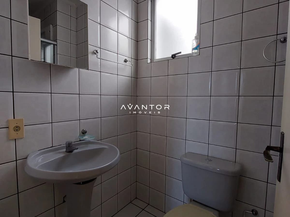 Banheiro com pia e vaso sanitário — Apartamento com 2 quartos à venda em Nossa Senhora de Fátima, Santa Maria/RS