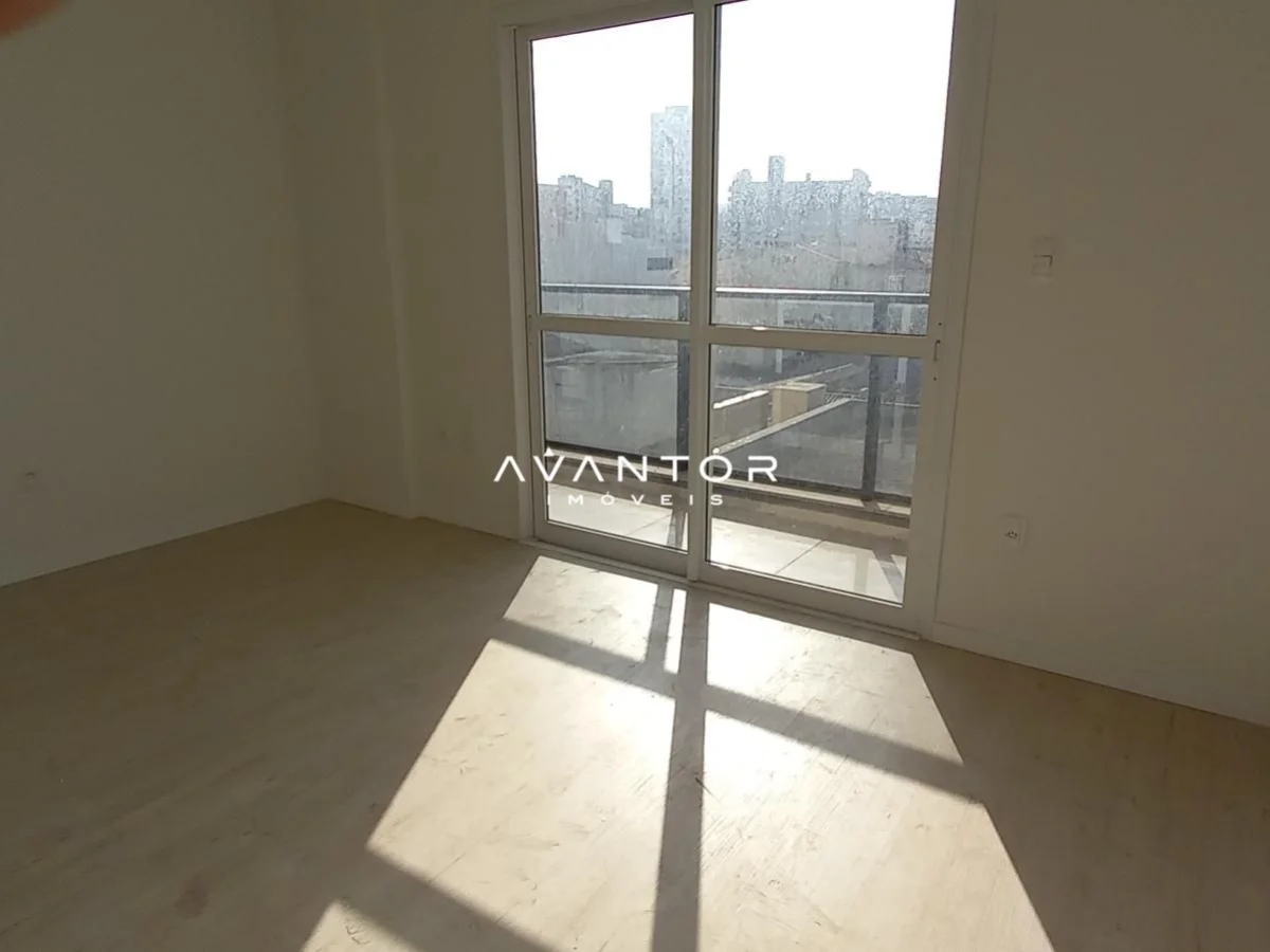 Sala com sacada e vista da cidade — Apartamento com 2 quartos à venda no Residencial A Razão, em Centro, Santa Maria/RS