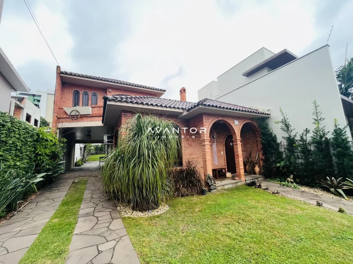 Fachada da casa com jardim frontal — Casa com 4 quartos à venda em Nossa Senhora Medianeira, Santa Maria/RS