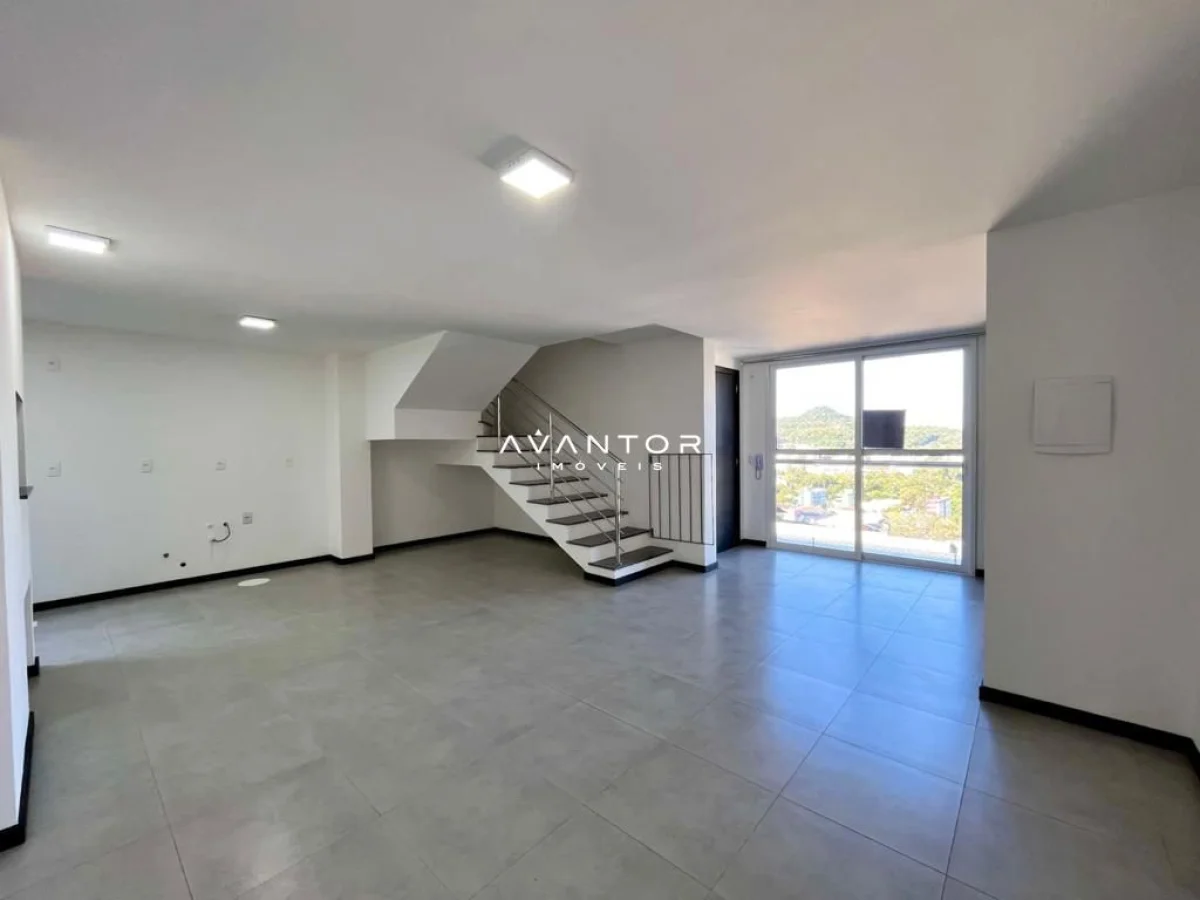 Sala de estar com escada e sacada — Apartamento com 2 quartos à venda em Nossa Senhora de Lourdes, Santa Maria/RS