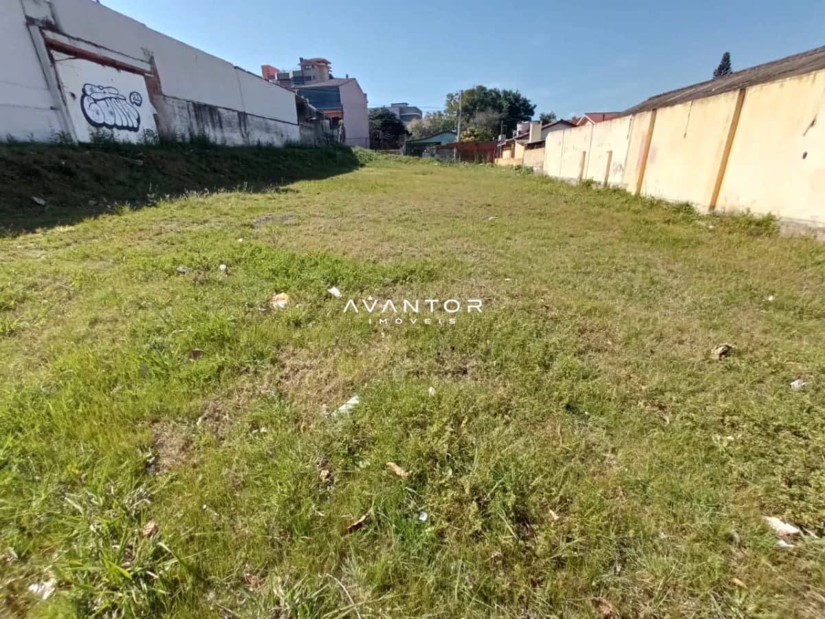 Terreno com grama e muros delimitadores — Terreno para alugar em Duque de Caxias, Santa Maria/RS