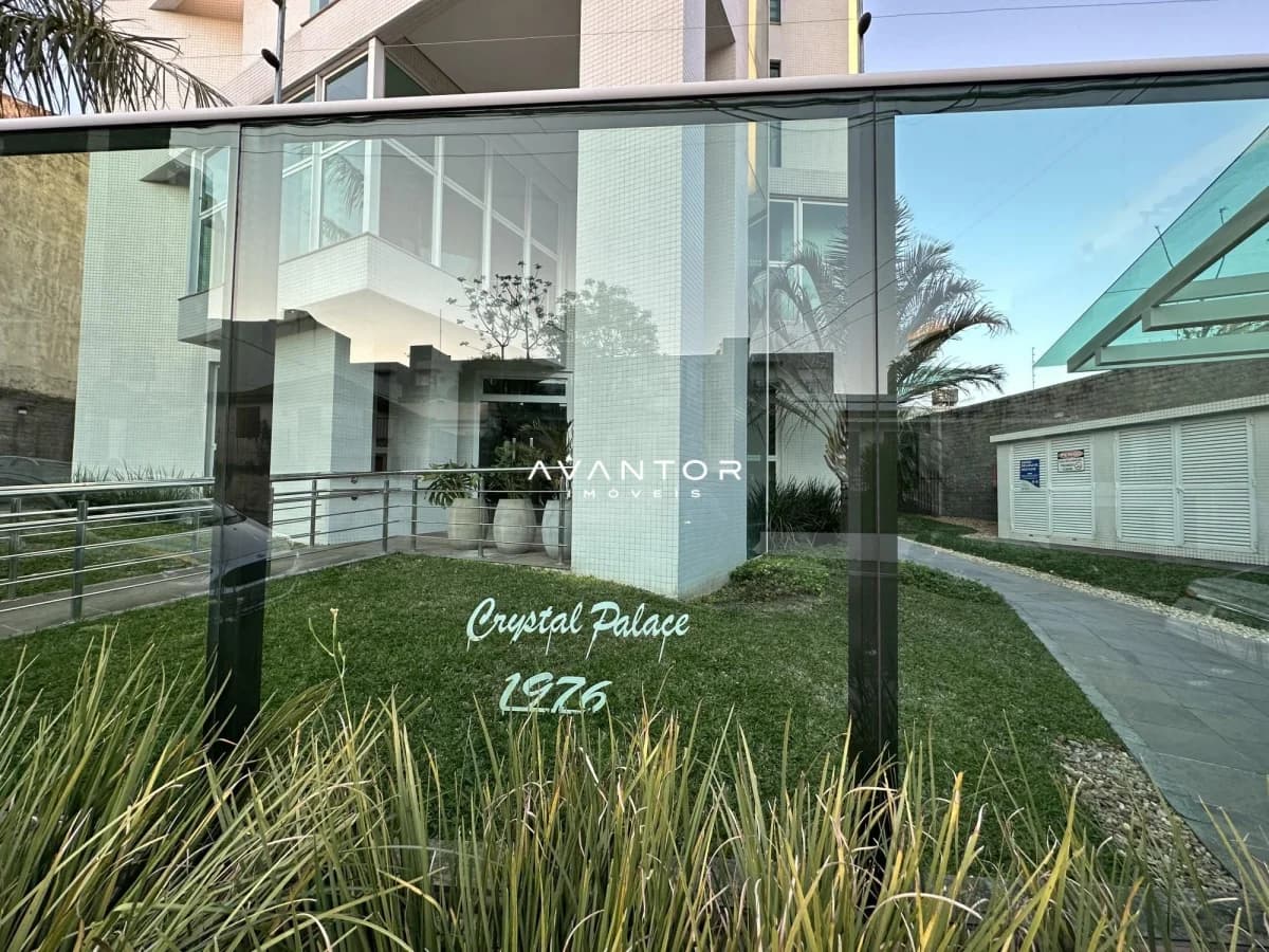 Área externa com jardim e acesso à sacada — Apartamento com 3 quartos à venda em Nossa Senhora de Fátima, Santa Maria/RS