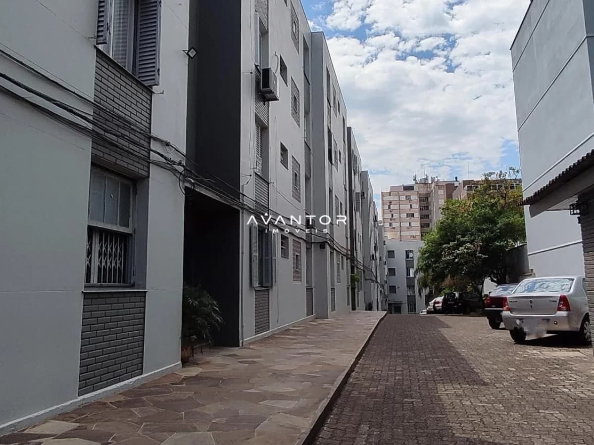 Fachada do prédio com acesso à garagem — Apartamento com 2 quartos à venda em Centro, Santa Maria/RS