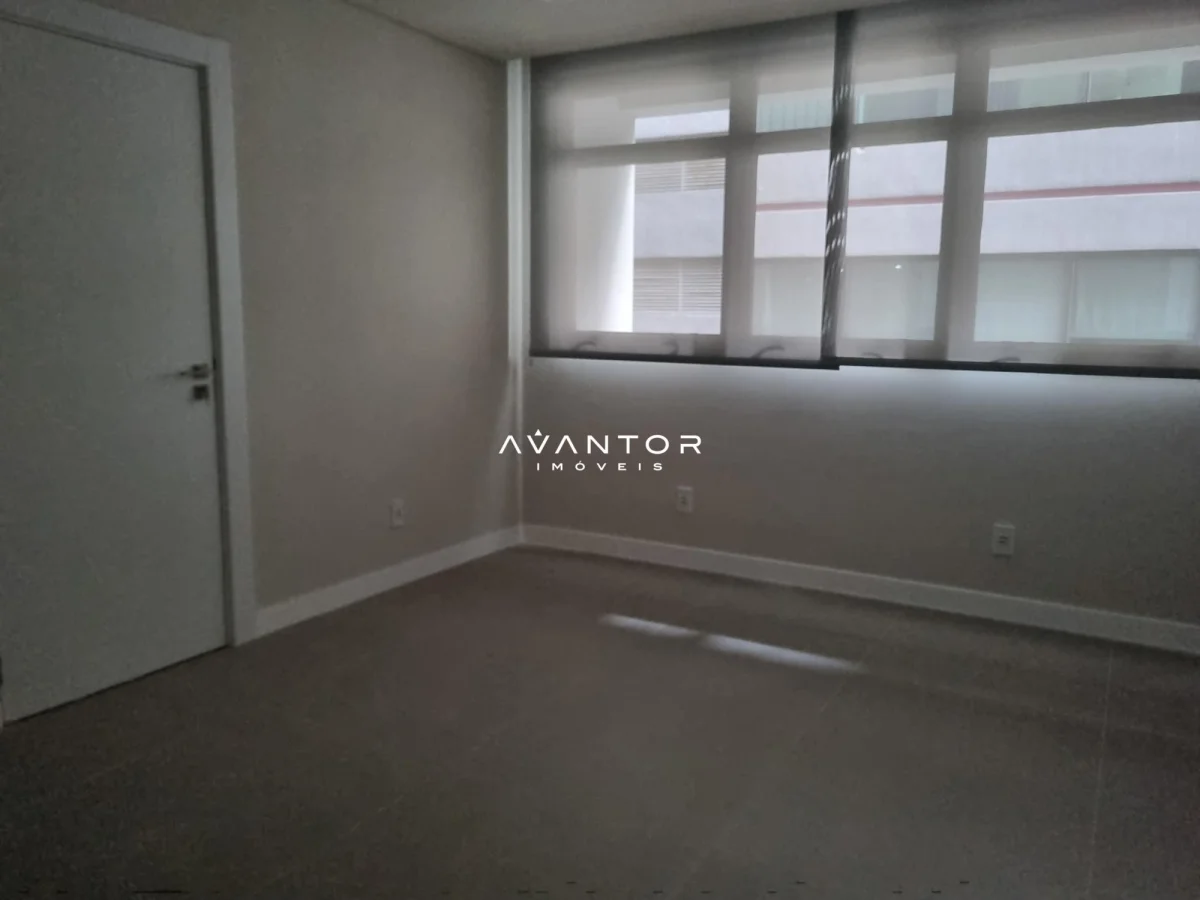 Sala com janelas amplas e vista externa — Sala Comercial com 3 salas para alugar no Vitta Center, em Centro, Santa Maria/RS