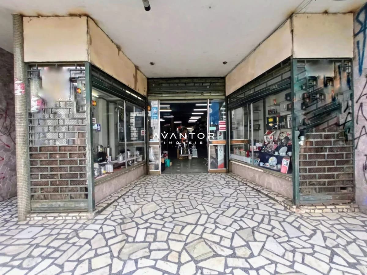 Hall de entrada com vitrines de lojas — Loja com 5 salas para alugar em Centro, Santa Maria/RS