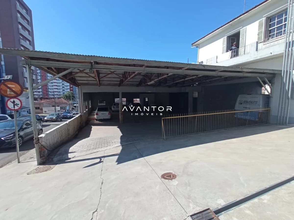 Garagem com cobertura e entrada frontal — Terreno para alugar em Centro, Santa Maria/RS