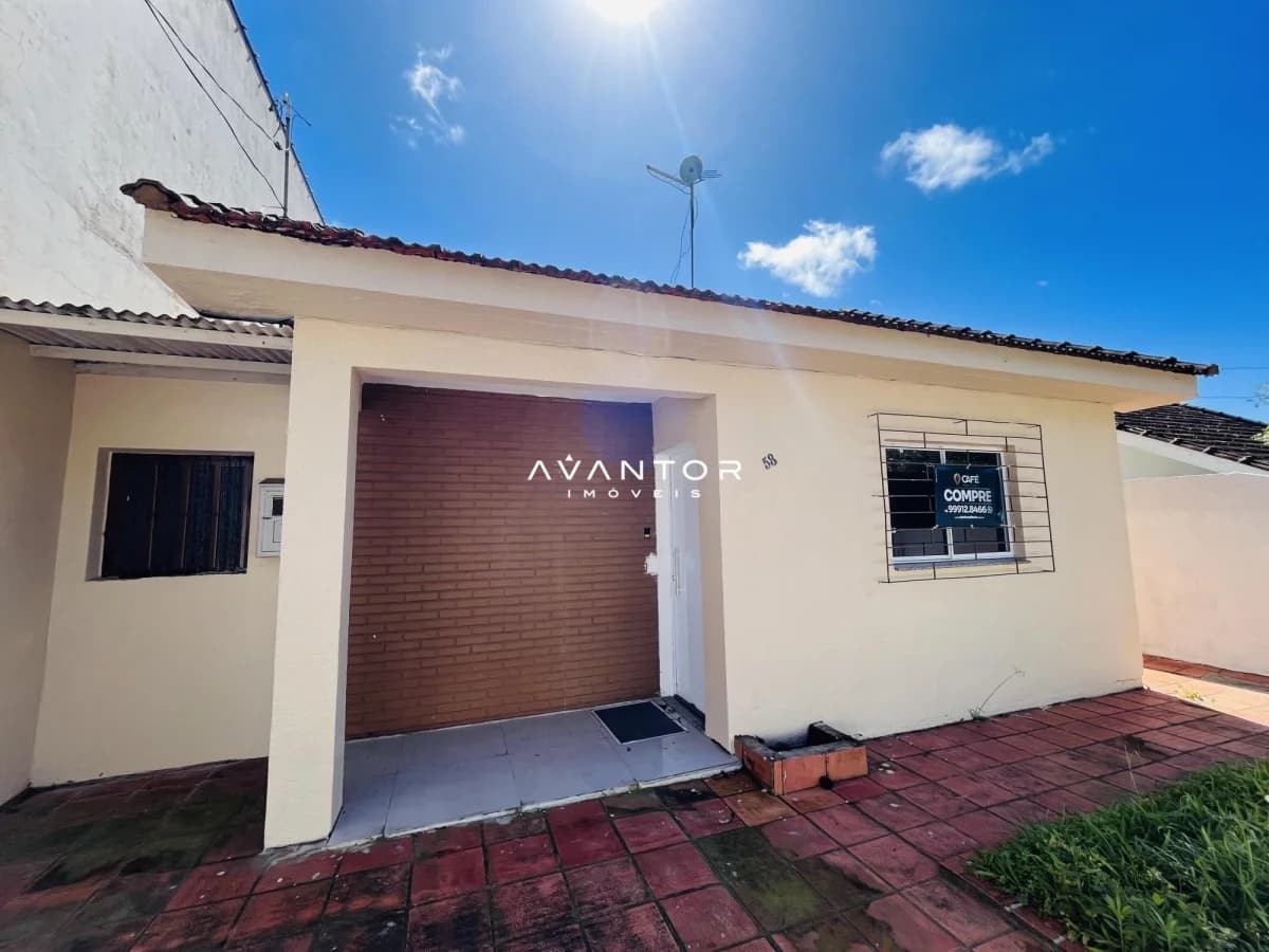 Fachada da casa com garagem — Casa com 2 quartos à venda em Nossa Senhora de Lourdes, Santa Maria/RS