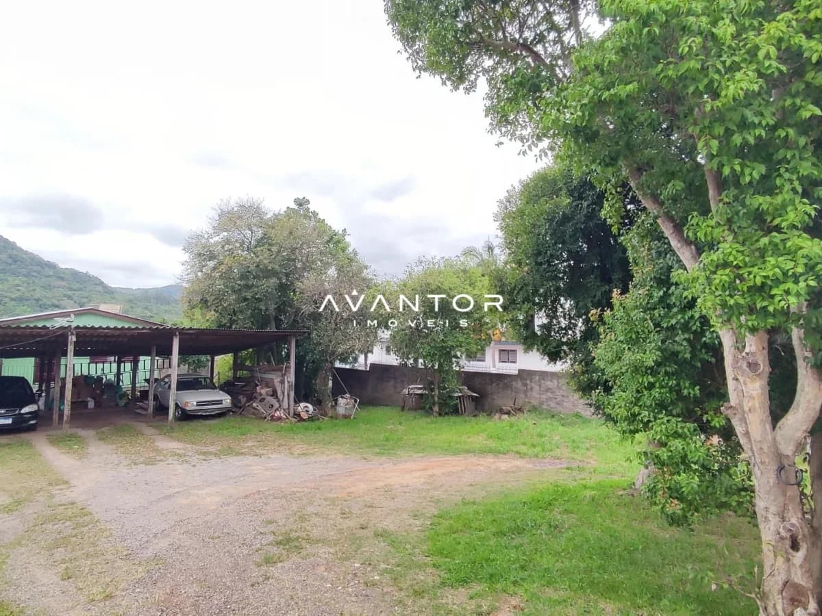 Terreno com garagem e árvores — Terreno à venda em Km 3, Santa Maria/RS