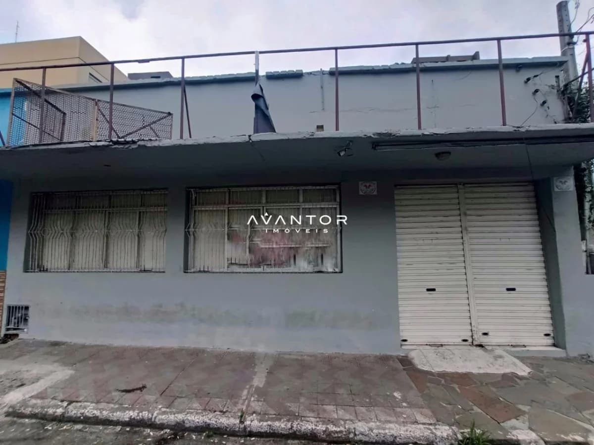 Fachada da casa com garagem — Sala Comercial com 1 sala para alugar em Nossa Senhora de Fátima, Santa Maria/RS