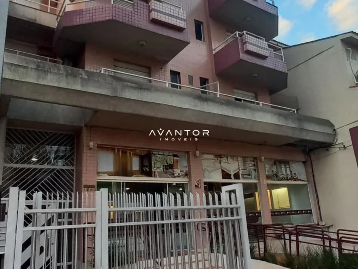 Fachada do prédio com comercial — Cobertura com 3 quartos à venda em Centro, Santa Maria/RS