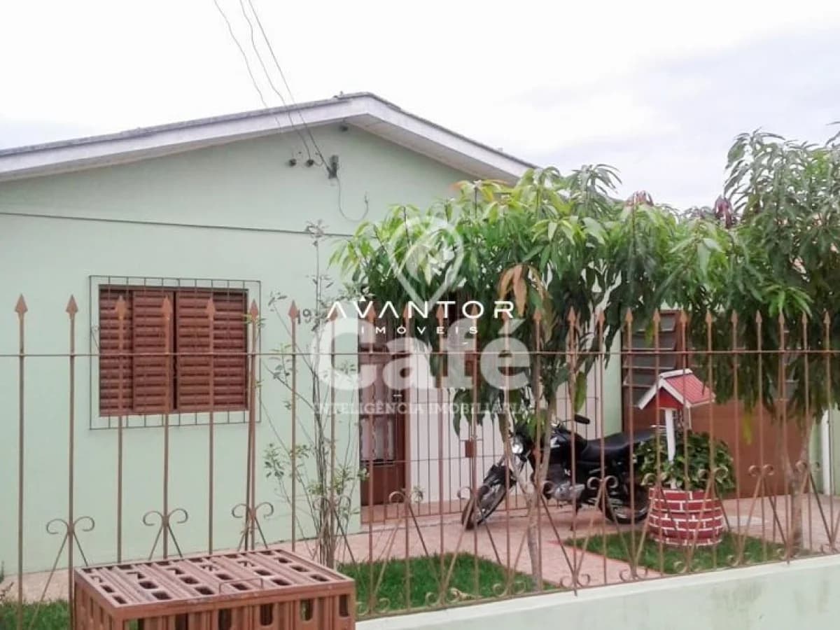 Fachada da casa com pátio — Casa com 3 quartos à venda em Pinheiro Machado, Santa Maria/RS
