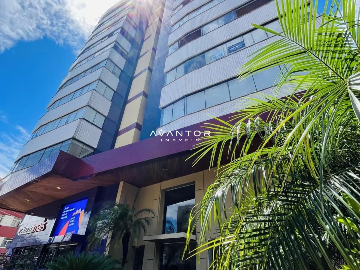 Fachada do prédio com logo de imobiliária — Apartamento com 2 quartos à venda em Centro, Santa Maria/RS
