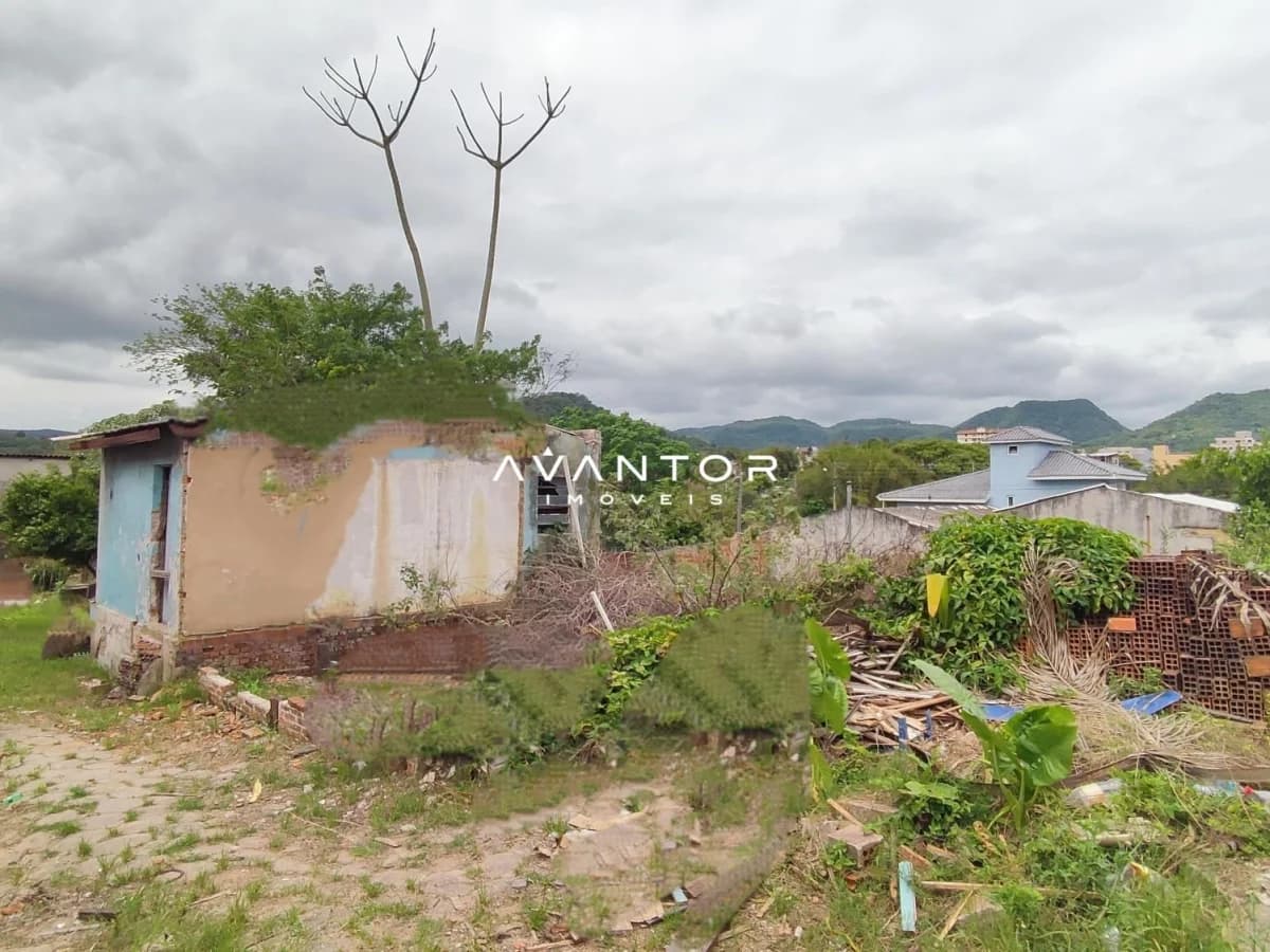 Terreno com construção e vegetação — Terreno à venda em Menino Jesus, Santa Maria/RS