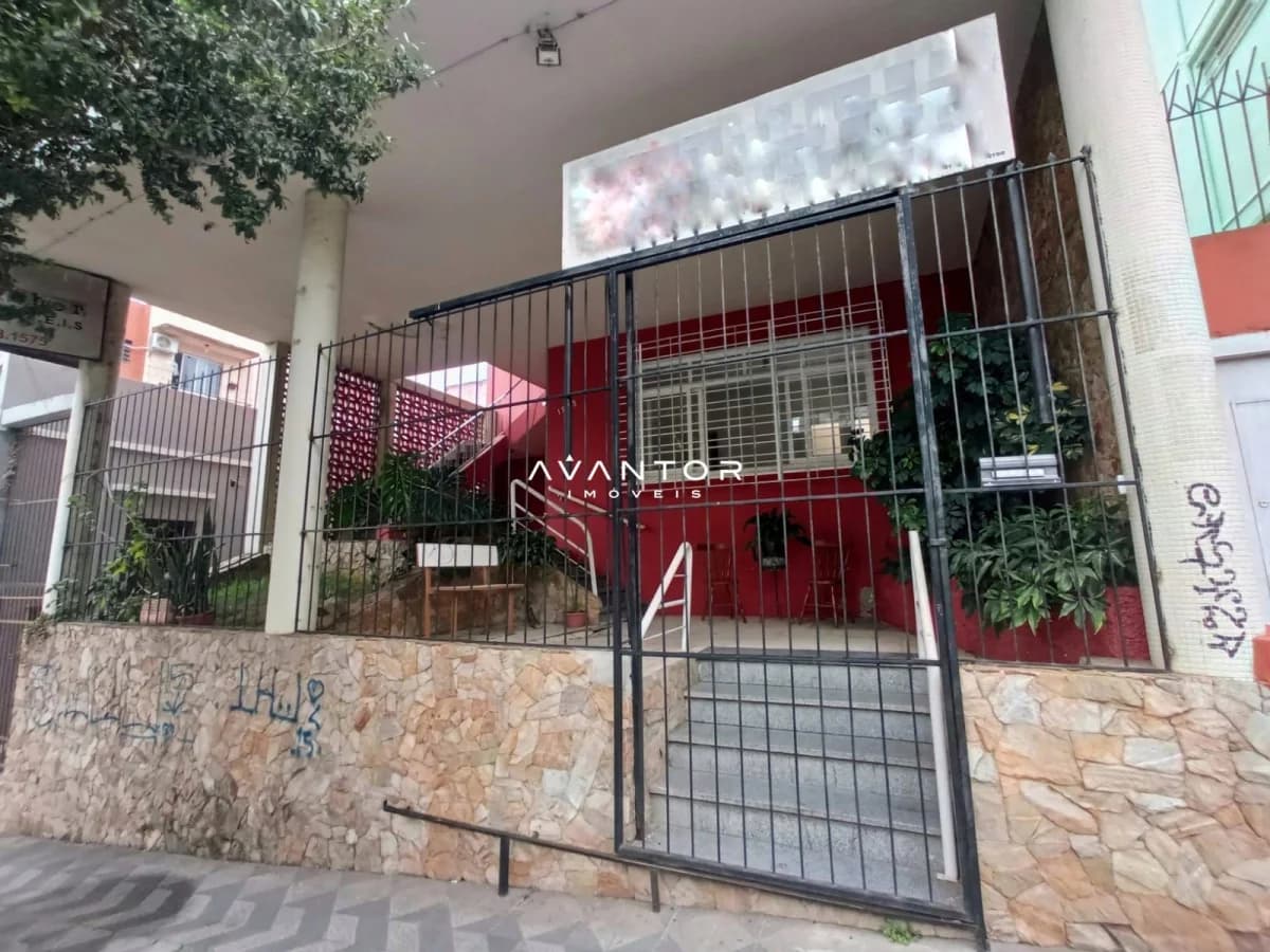 Fachada da casa com portão e área externa — Apartamento com 2 quartos à venda em Centro, Santa Maria/RS