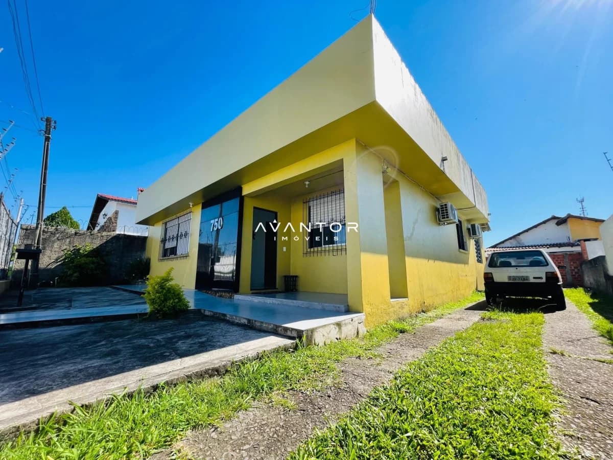 Fachada da casa com garagem — Casa com 3 quartos à venda em Patronato, Santa Maria/RS