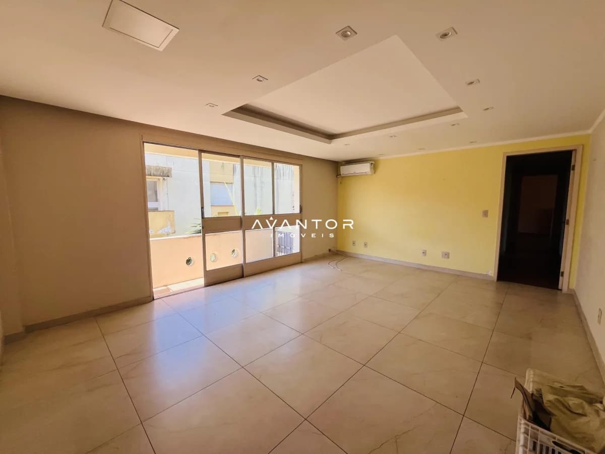 Sala com sacada e piso em cerâmica — Apartamento com 3 quartos à venda no Residencial Bourbon, em Centro, Santa Maria/RS