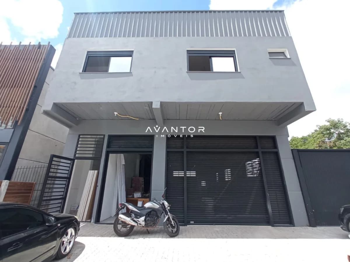 Fachada da casa com garagem — Sala Comercial com 1 sala para alugar em Nossa Senhora de Lourdes, Santa Maria/RS