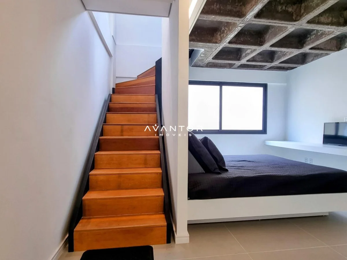 Escada em madeira e dormitório integrado — Cobertura com 1 quarto à venda em Centro, Santa Maria/RS