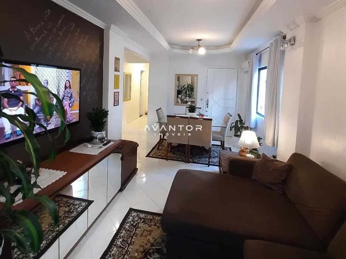 Sala de estar integrada com TV e sofá — Apartamento com 3 quartos à venda em Centro, Balneário Camboriú/SC