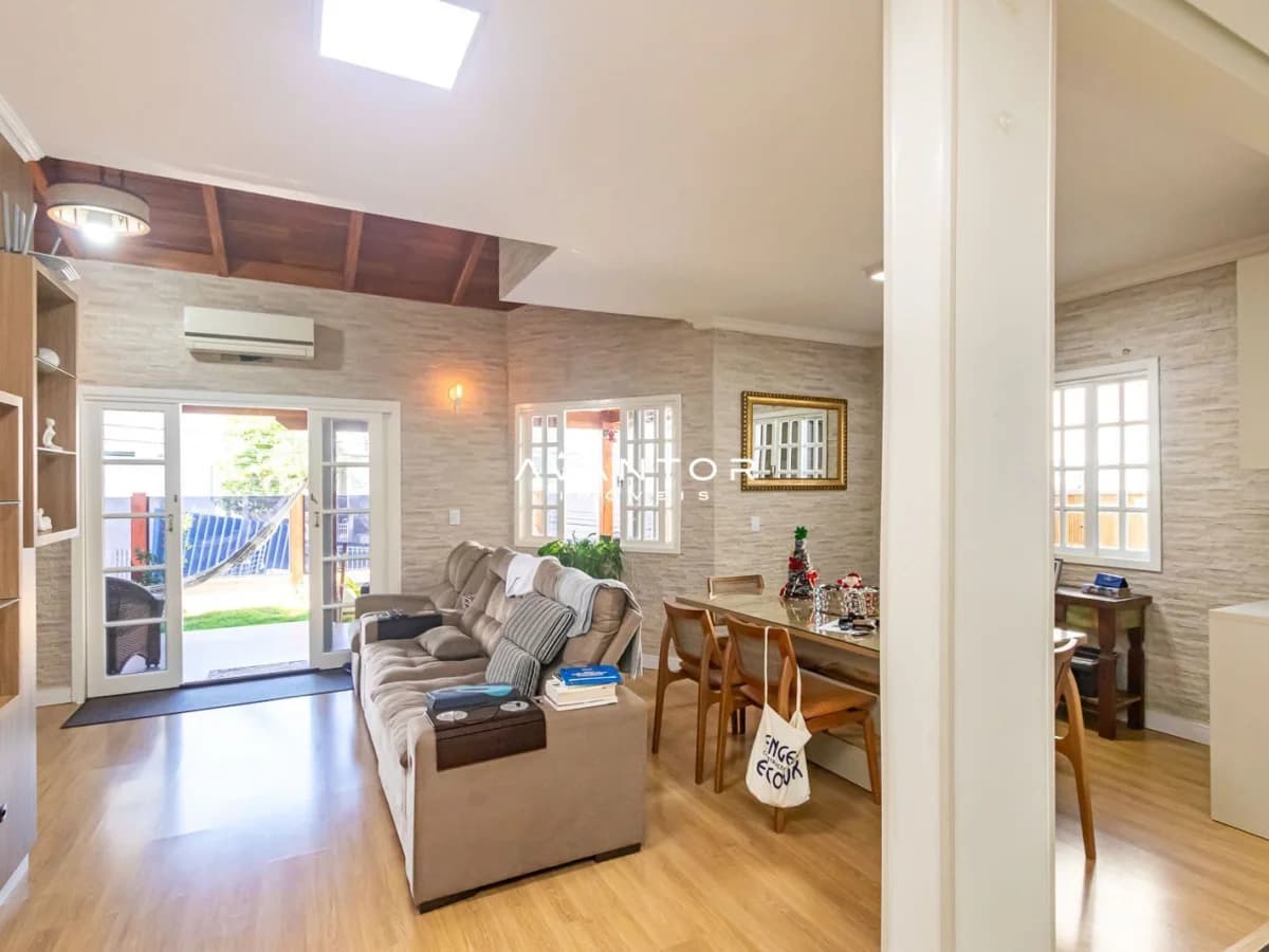 Sala de estar integrada com acesso a sacada — Casa com 3 quartos à venda em Ariribá, Balneário Camboriú/SC
