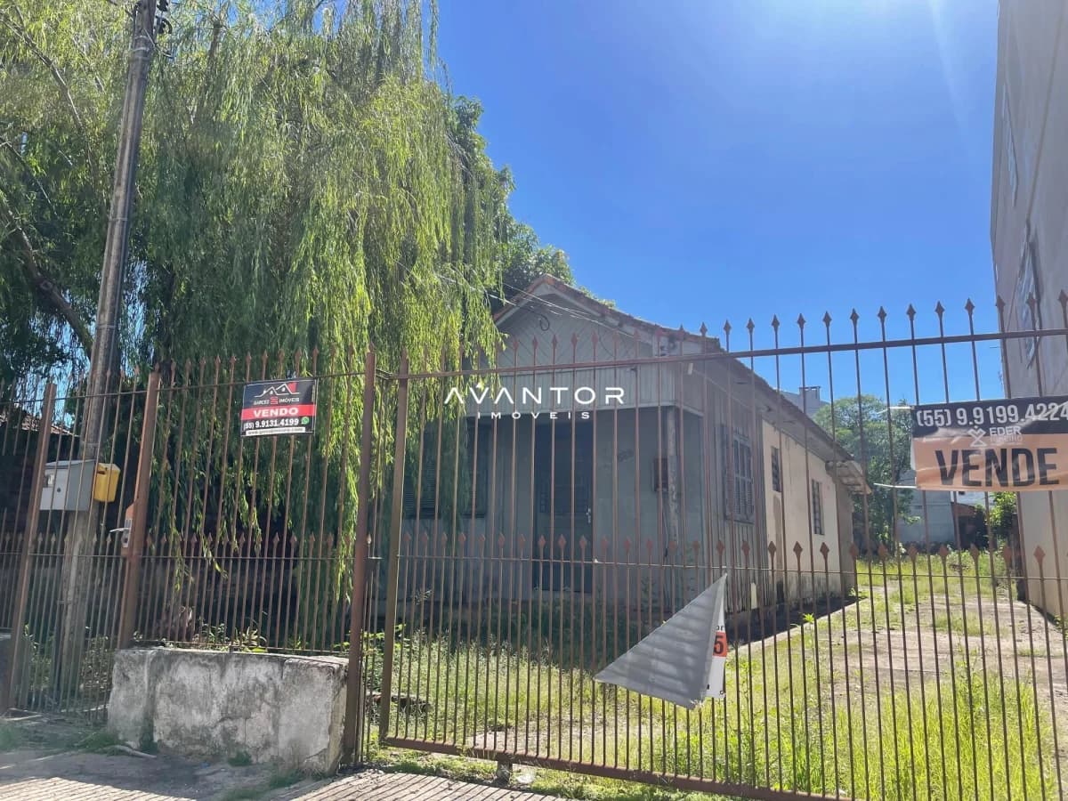 Fachada da casa com portão e jardim — Terreno à venda em Nossa Senhora Medianeira, Santa Maria/RS