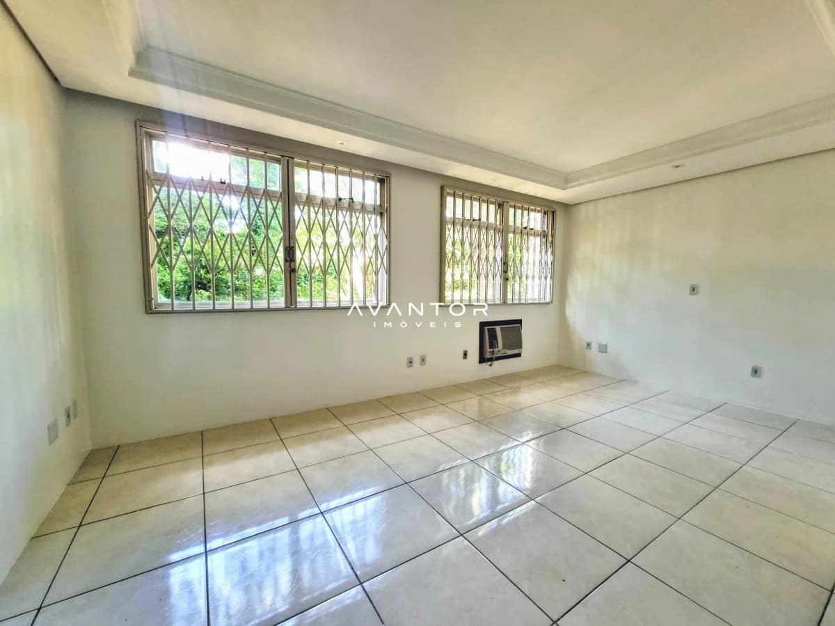 Sala de estar com janelas e piso em cerâmica — Studio com 1 quarto à venda no Edificio Doraville, em Centro, Santa Maria/RS