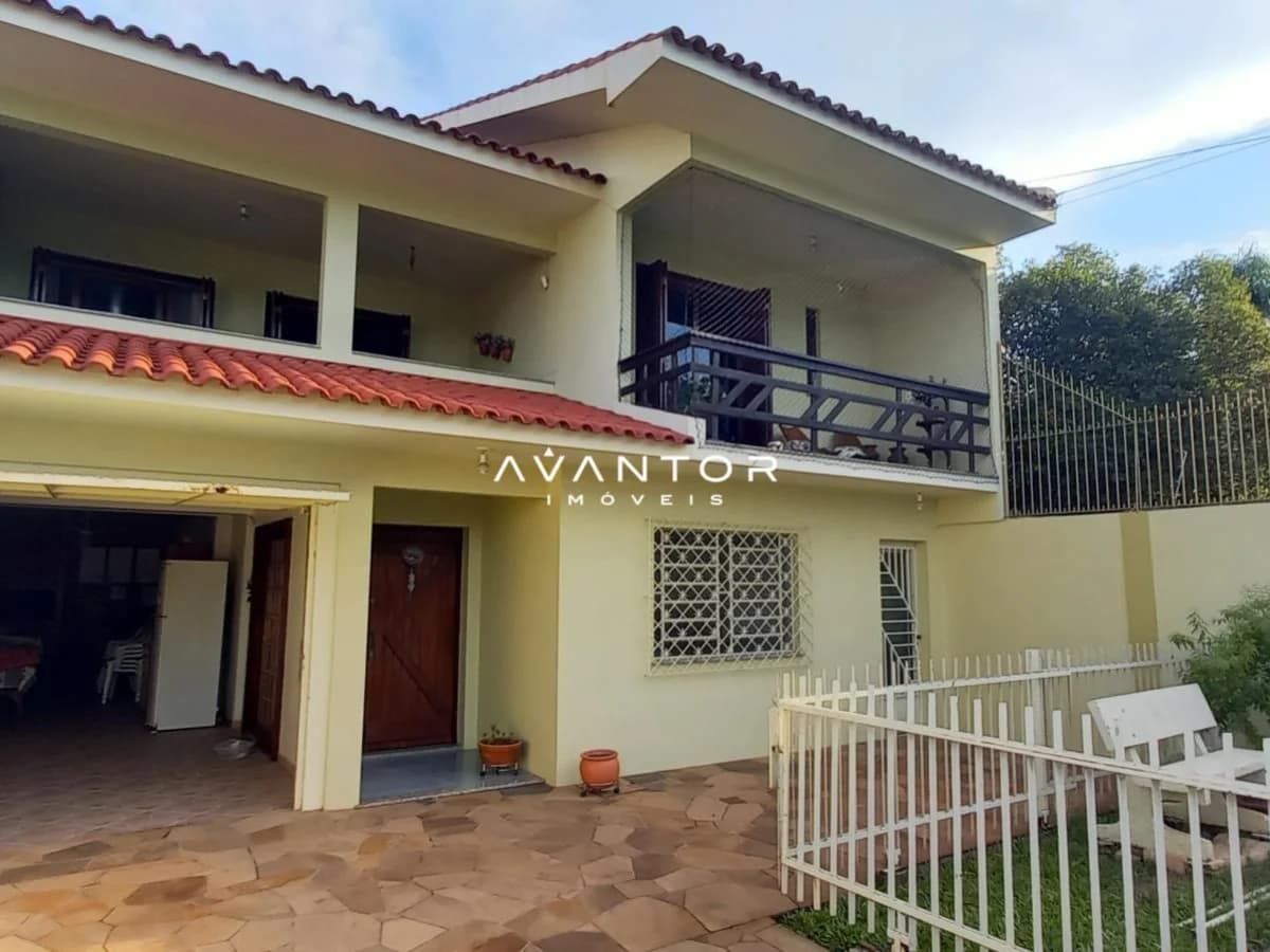 Fachada da casa com sacada — Casa com 3 quartos à venda em Juscelino Kubitschek, Santa Maria/RS