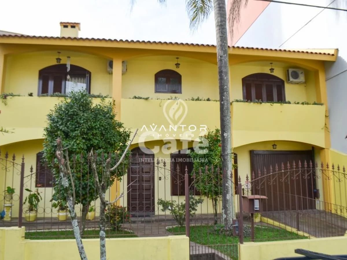 Fachada da casa amarela com entrada — Casa com 4 quartos à venda em Centro, Santa Maria/RS