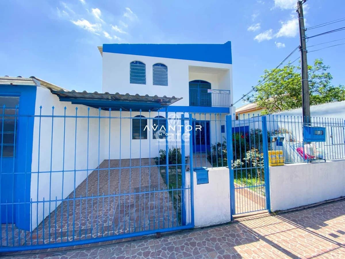 Fachada da casa com portão azul — Casa com 2 quartos à venda em Duque de Caxias, Santa Maria/RS