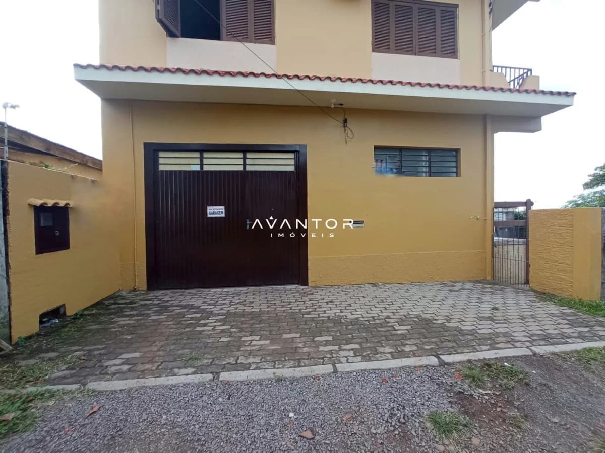 Fachada da casa com garagem — Pavilhão com 1 sala para alugar em Pinheiro Machado, Santa Maria/RS