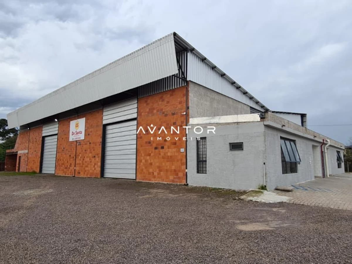Fachada de galpão com portas de garagem — Pavilhão com 1 sala para alugar em Cerrito, Santa Maria/RS
