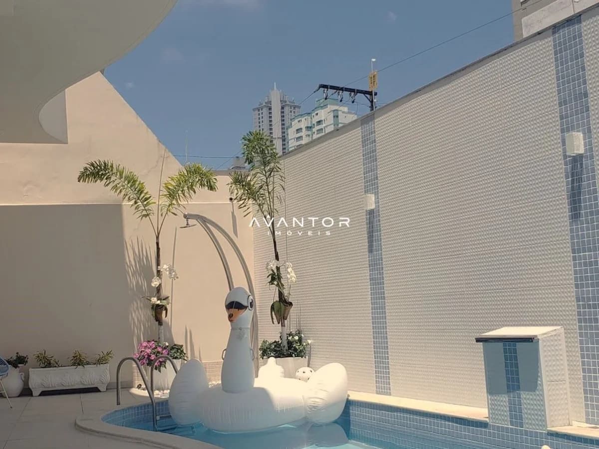 Piscina com área de lazer e paisagismo — Casa com 4 quartos à venda em Nações, Balneário Camboriú/SC