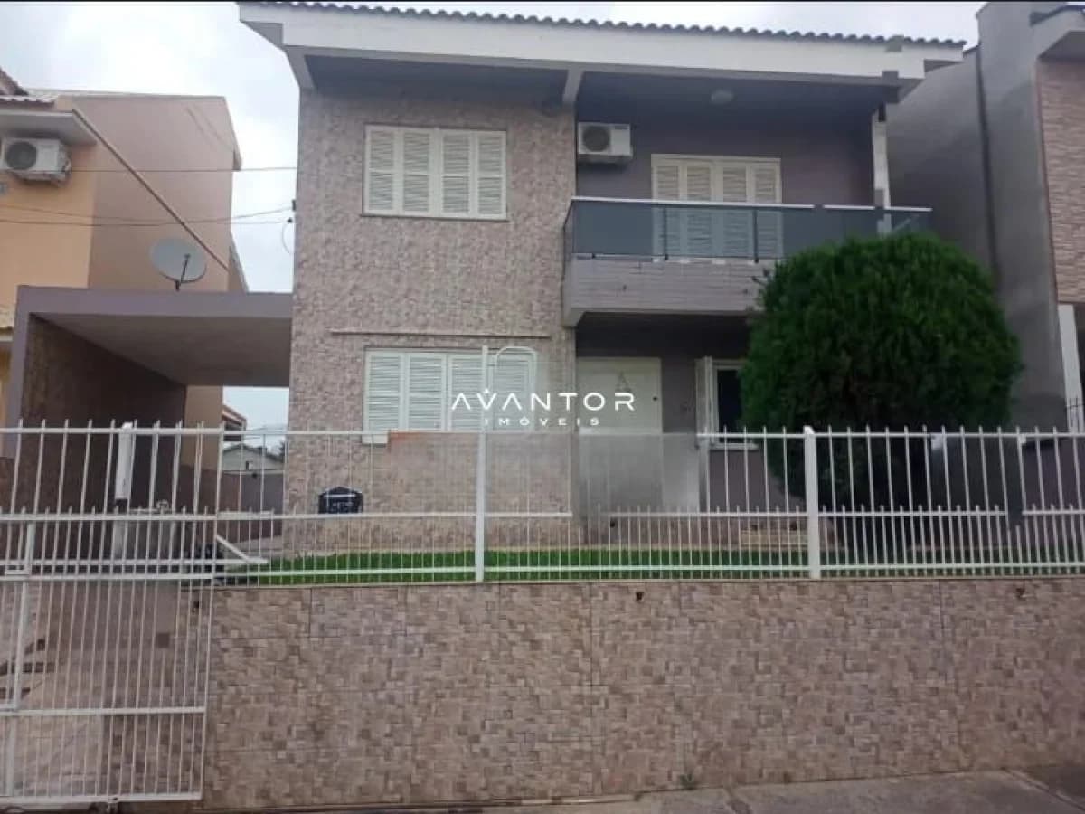 Fachada da casa com garagem — Casa com 3 quartos à venda em Residencial Lopes, Santa Maria/RS