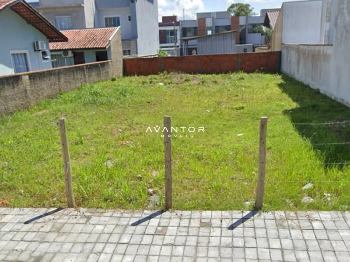Terreno com gramado e cercamento — Terreno com 2 quartos à venda em Itajuba II, Balneário Piçarras/SC
