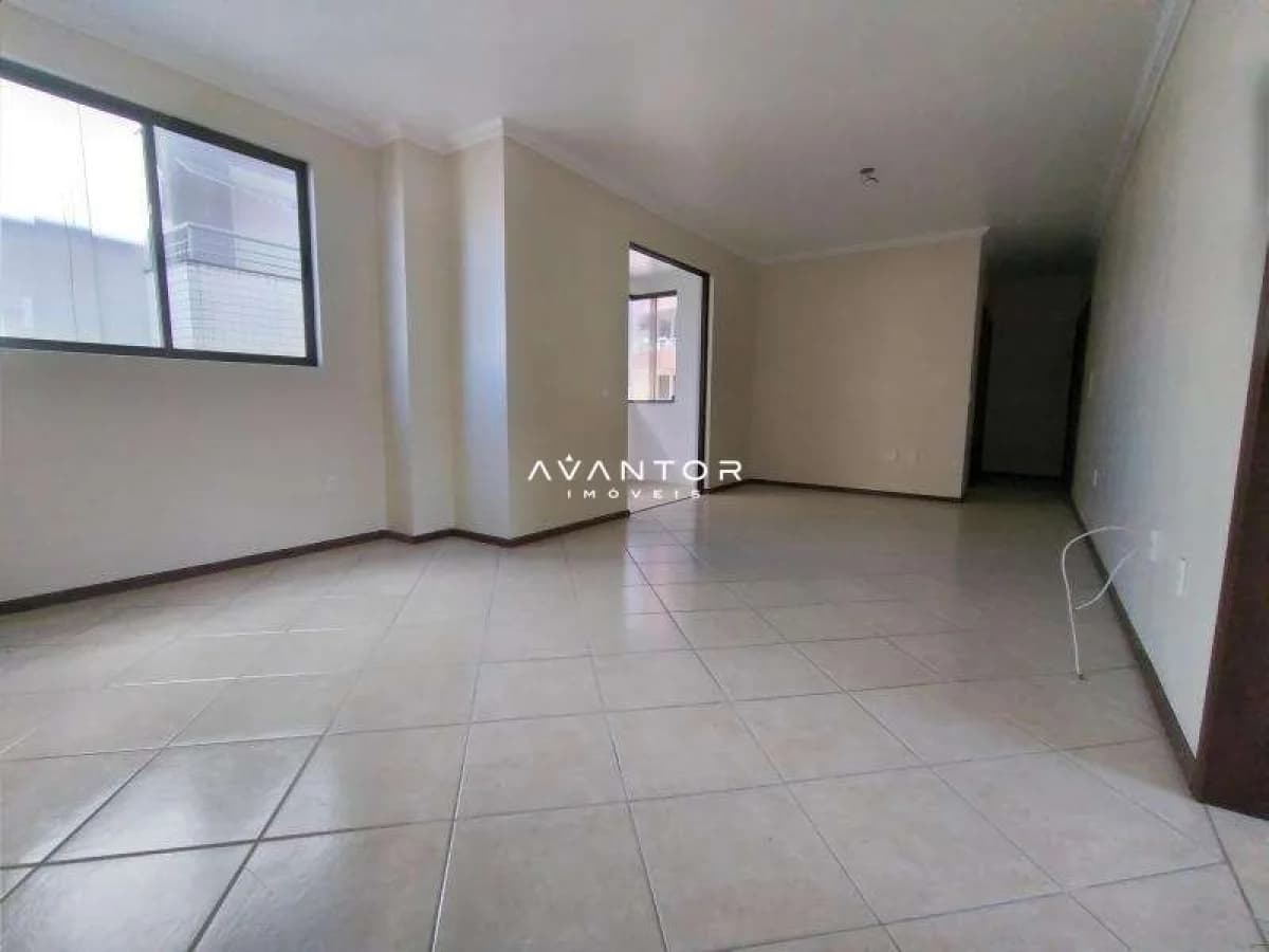 Sala de estar com piso em cerâmica — Apartamento com 3 quartos à venda no Residencial Vêneto, em Bonfim, Santa Maria/RS
