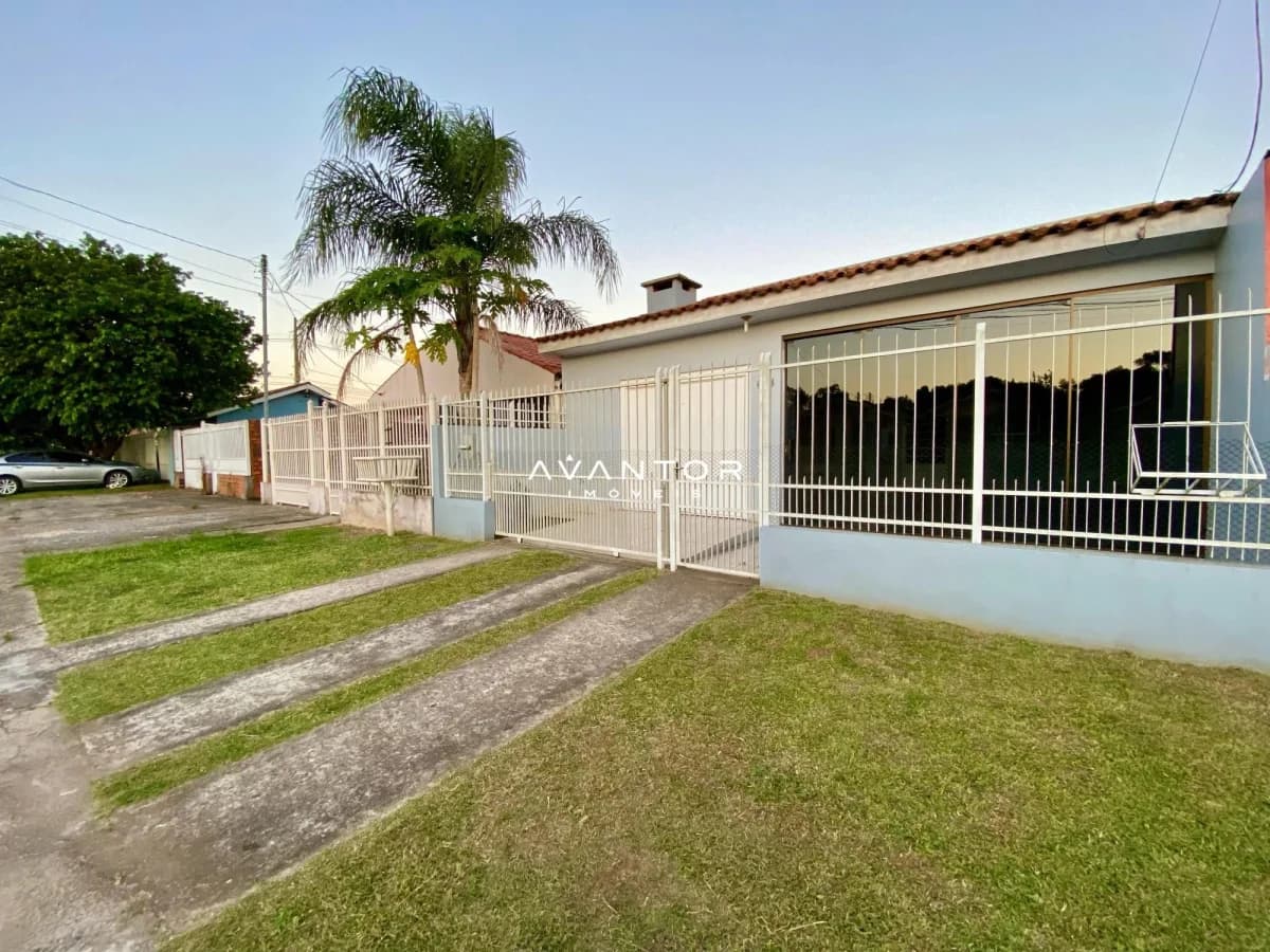 Fachada da casa com pátio — Casa com 3 quartos à venda em Camobi, Santa Maria/RS