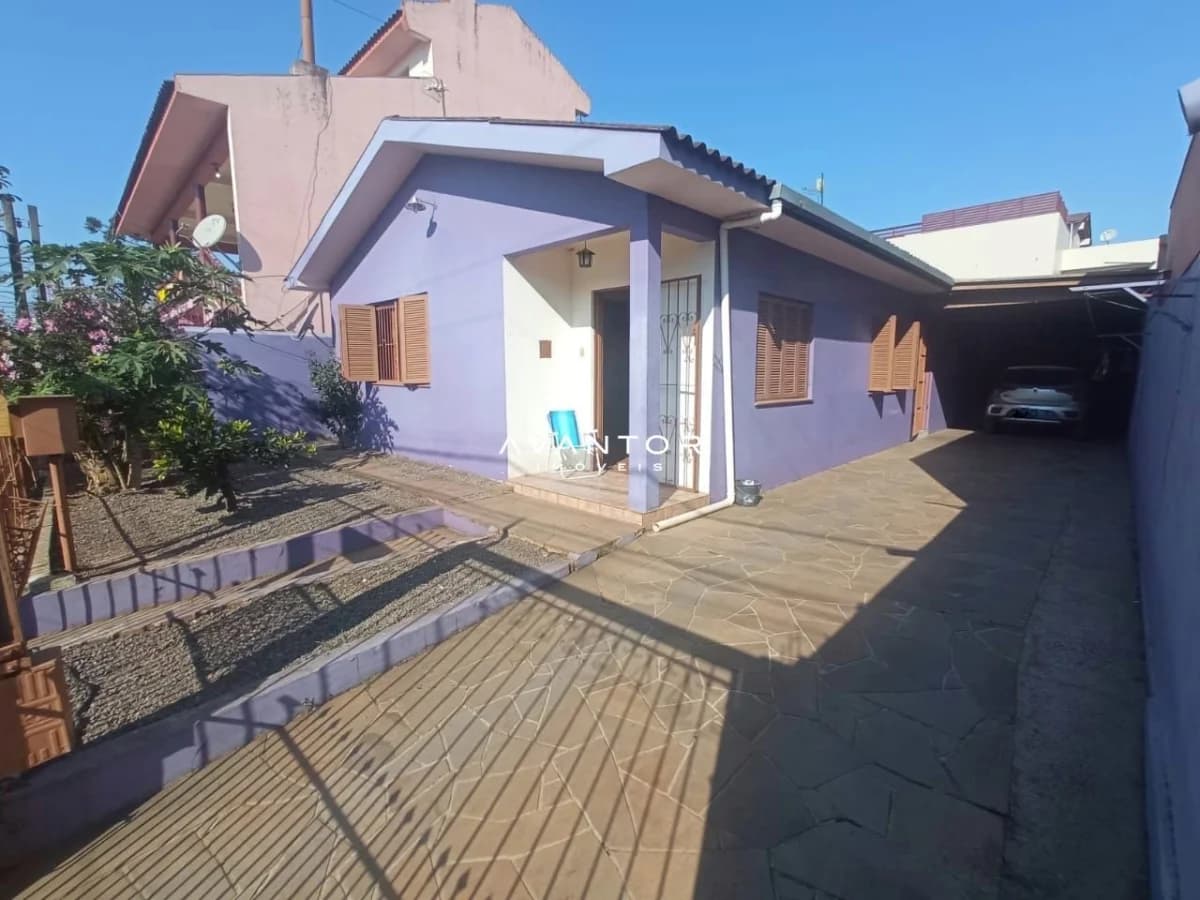 Fachada da casa com garagem — Casa com 3 quartos à venda em Residencial Lopes, Santa Maria/RS