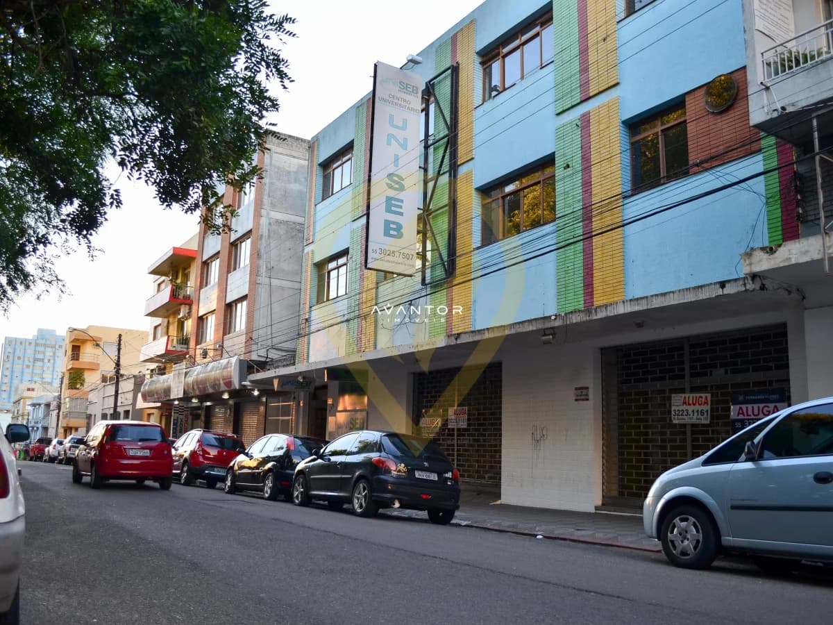 Fachada do prédio colorida com rua — Loja com 8 salas à venda em Bonfim, Santa Maria/RS
