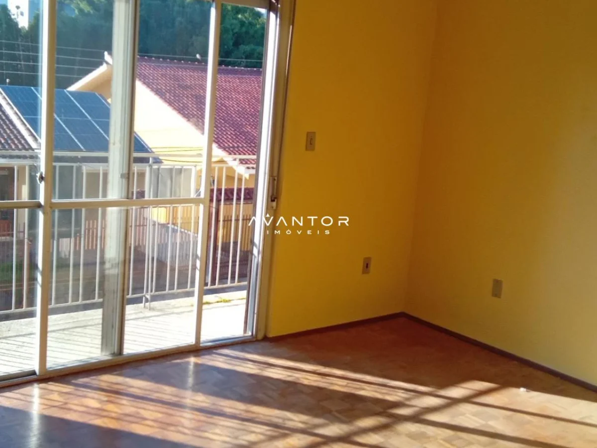 Dormitório com sacada e vista para área externa — Apartamento com 3 quartos à venda em Menino Jesus, Santa Maria/RS