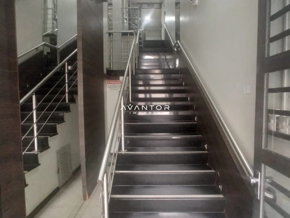 Escada de acesso com corrimão metálico — Sala Comercial com 2 salas para alugar em Centro, Santa Maria/RS