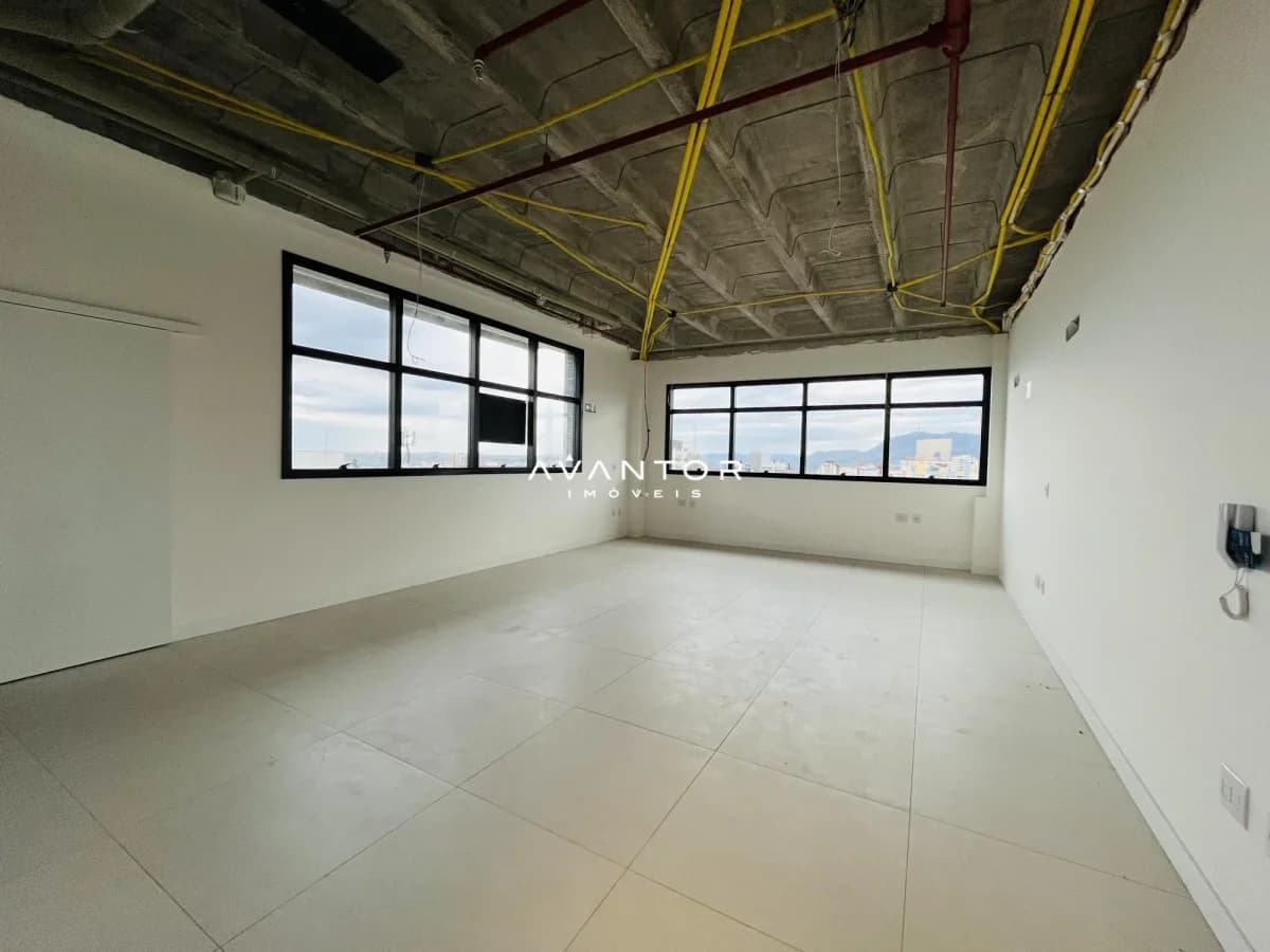 Ambiente interno com grandes janelas e vista — Sala Comercial com 1 sala à venda em Centro, Santa Maria/RS
