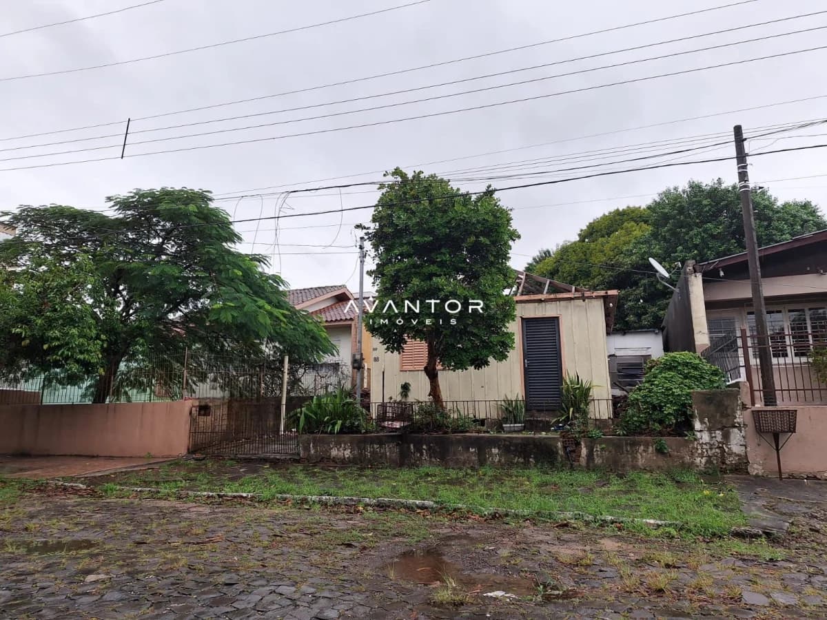Fachada da casa com pátio — Terreno à venda em Menino Jesus, Santa Maria/RS