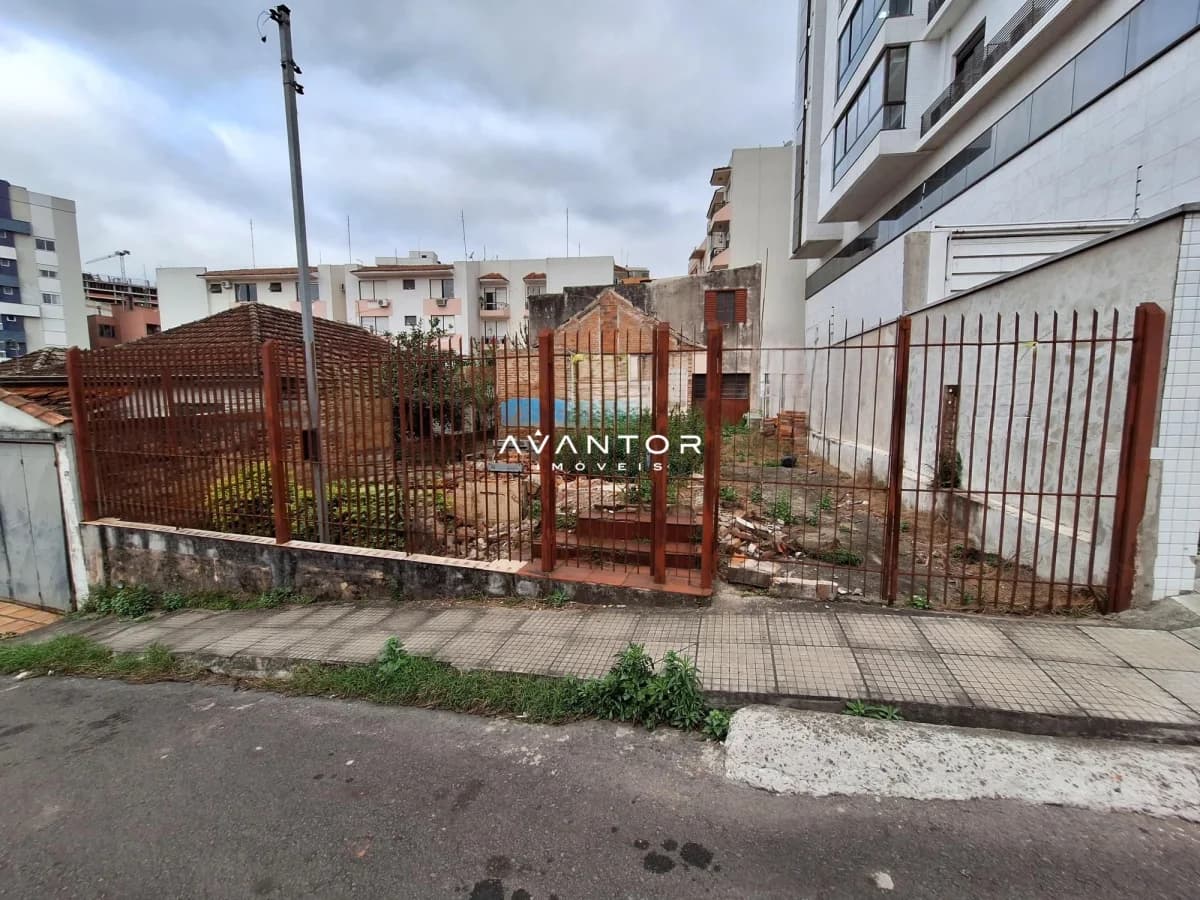 Terreno com portão de acesso — Terreno à venda em Centro, Santa Maria/RS