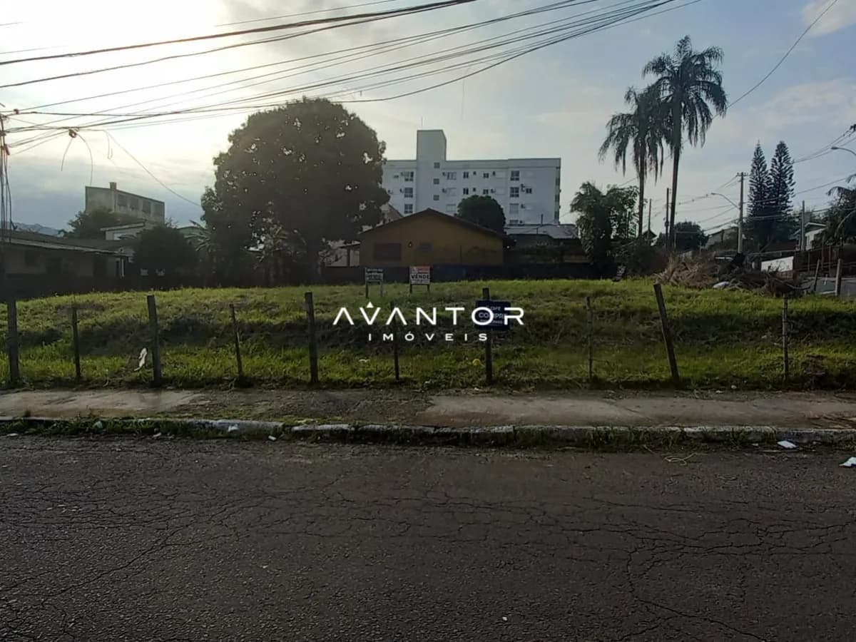Terreno com visão de entorno e edificações — Terreno à venda em Nossa Senhora do Rosário, Santa Maria/RS