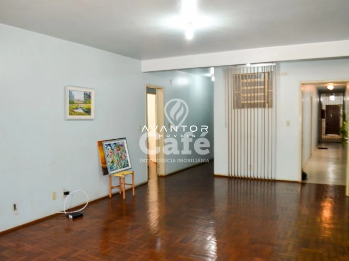 Sala de estar com piso de madeira — Apartamento com 4 quartos à venda no Edifício Biazus, em Bonfim, Santa Maria/RS