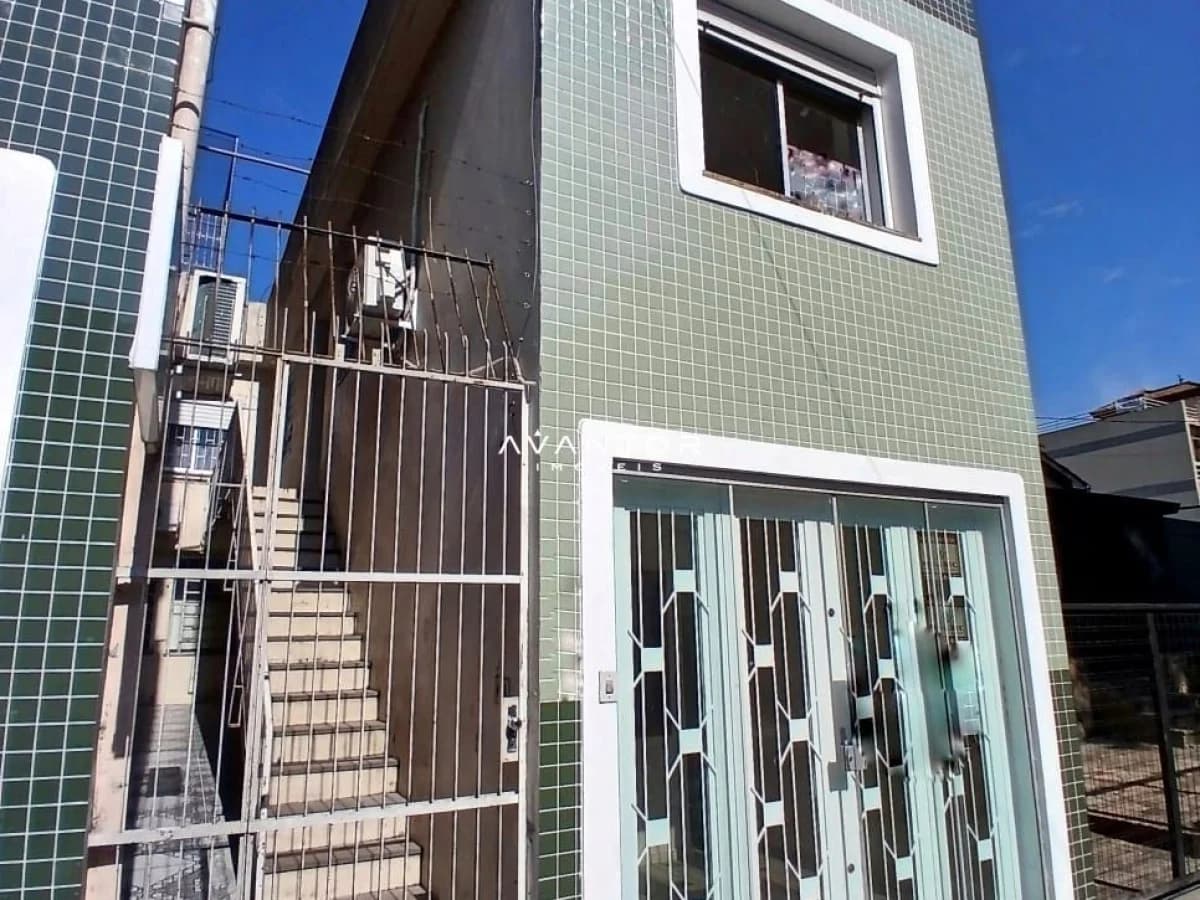 Fachada da casa com portão de entrada — Apartamento com 1 quarto para alugar em Centro, Santa Maria/RS